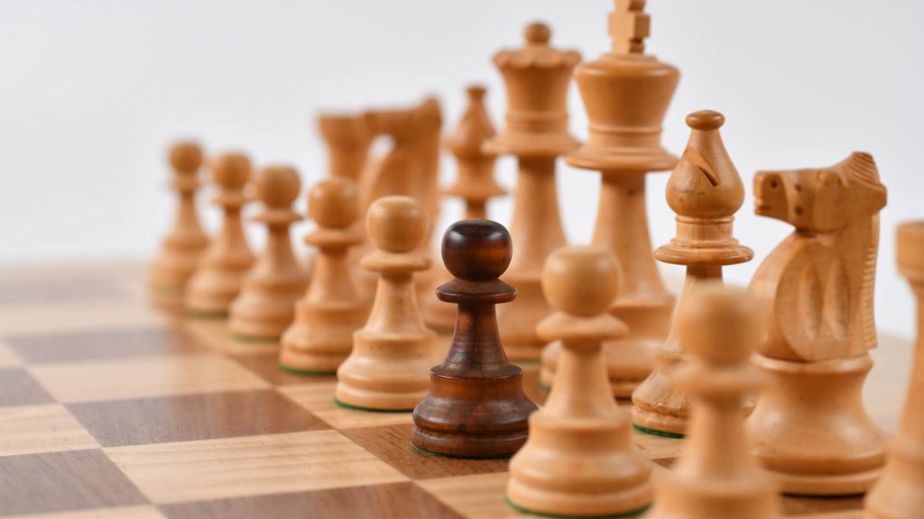 Gros plan sur une partie d'échecs en cours.