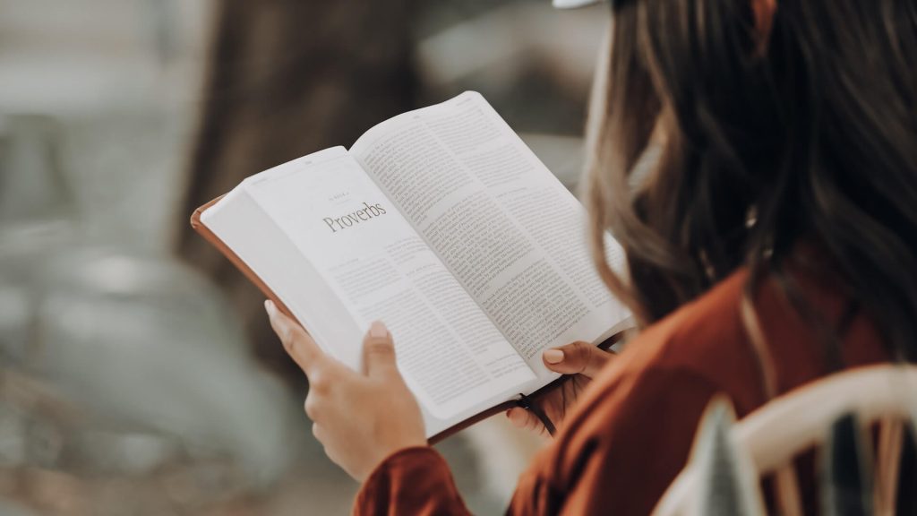 Personne absorbée par la lecture d'un livre.