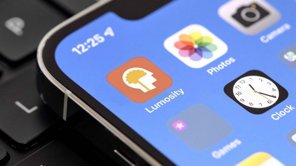 Téléphone affichant l'application Lumosity pour l'entraînement cérébral.